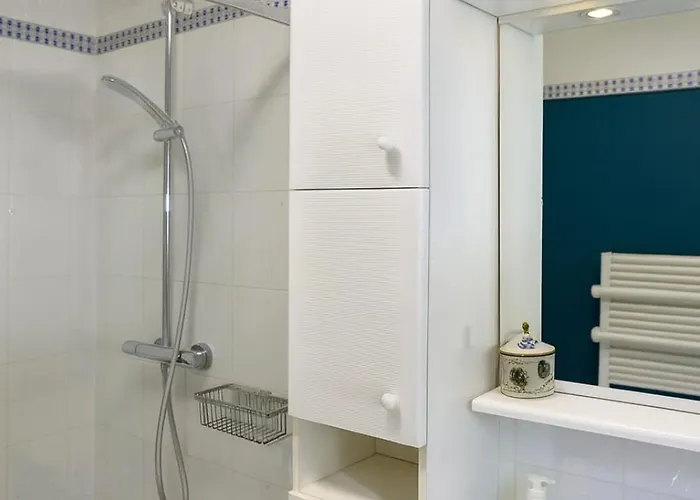 Bellevue Apartment *